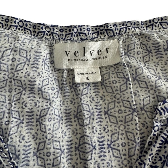 Velvet by Graham & Spencer Women's Blue and white Patterned Top - Picture 10 of 12